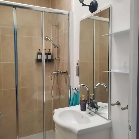 Guest - R&m Oda ve Kahvaltı Paris