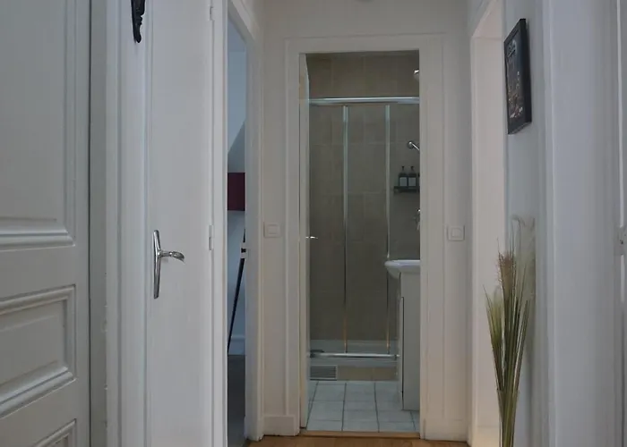 Bed & Breakfast Guest - R&m